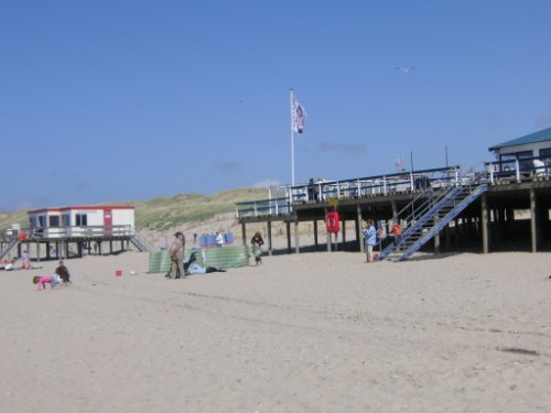 Pavillon bei Strand und Dünen